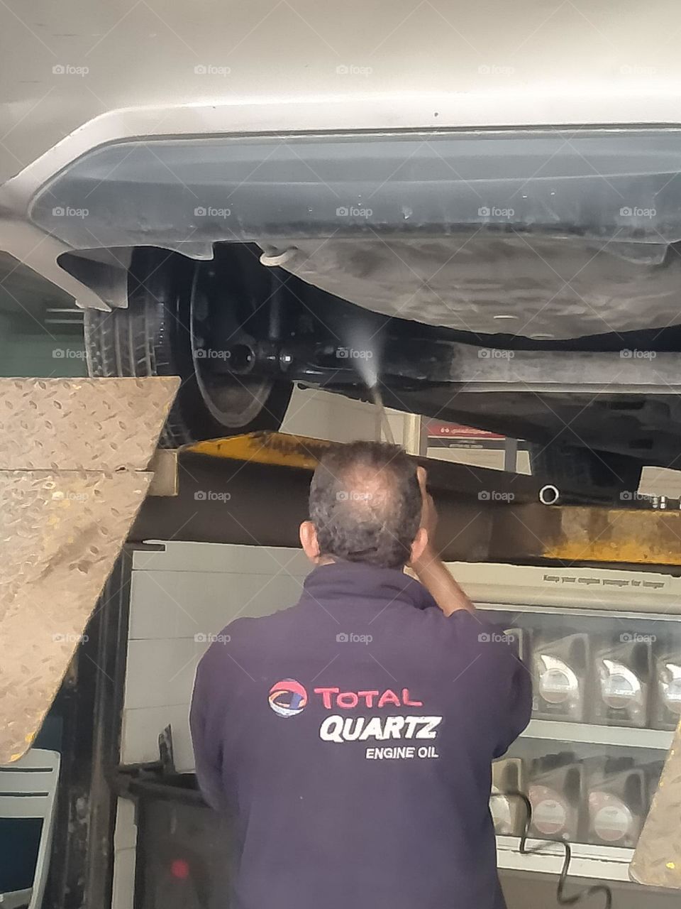 Car maintenance to change the oil and wash the motor