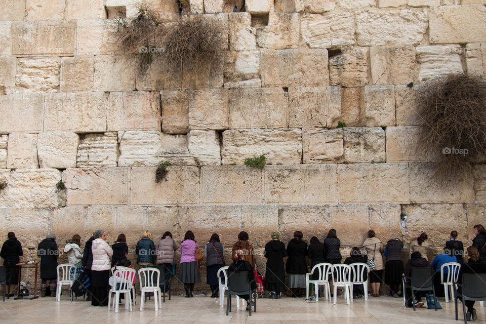 Women at the wailing wall 