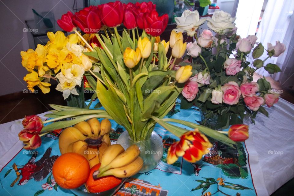 Spring floweres in a vase and the fruits in a bawl