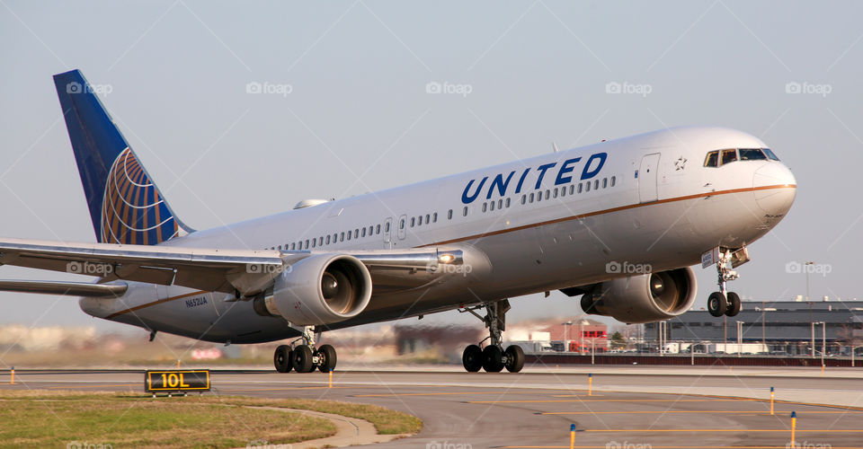 United Airlines Boeing 767 rotating.