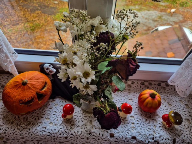 I decided to have dried flowers for my Halloween decorations this year it gives it a extra layer of spooky and mystery. The haunted feeling if you'd like. I love this picture because you can also see autumn on the window. It has layers do it.