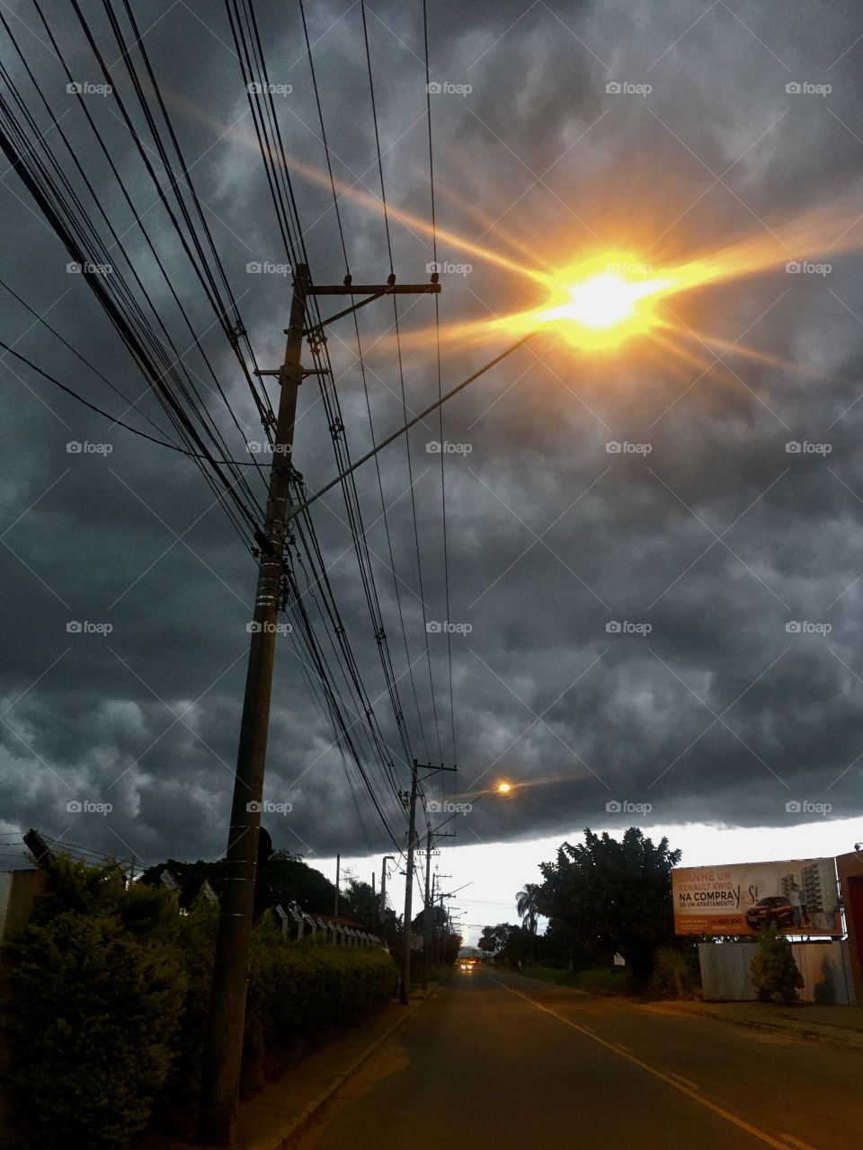 Hell, who knew that a beautiful Sunday morning would end with these heavy clouds? / Caramba, quem diria que o domingo de manhã bonita terminaria com essas nuvens carregadas?
