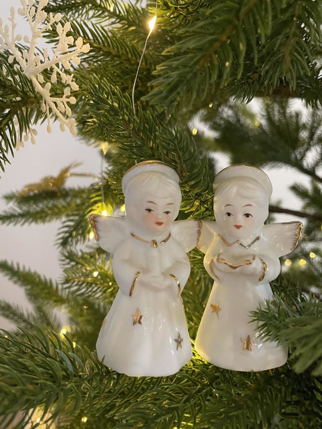 angels near the Christmas tree