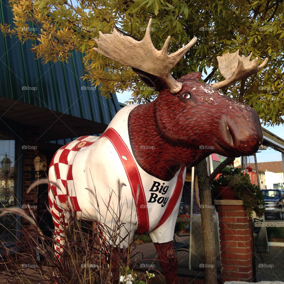 statue restaurant mammals boy by miowan