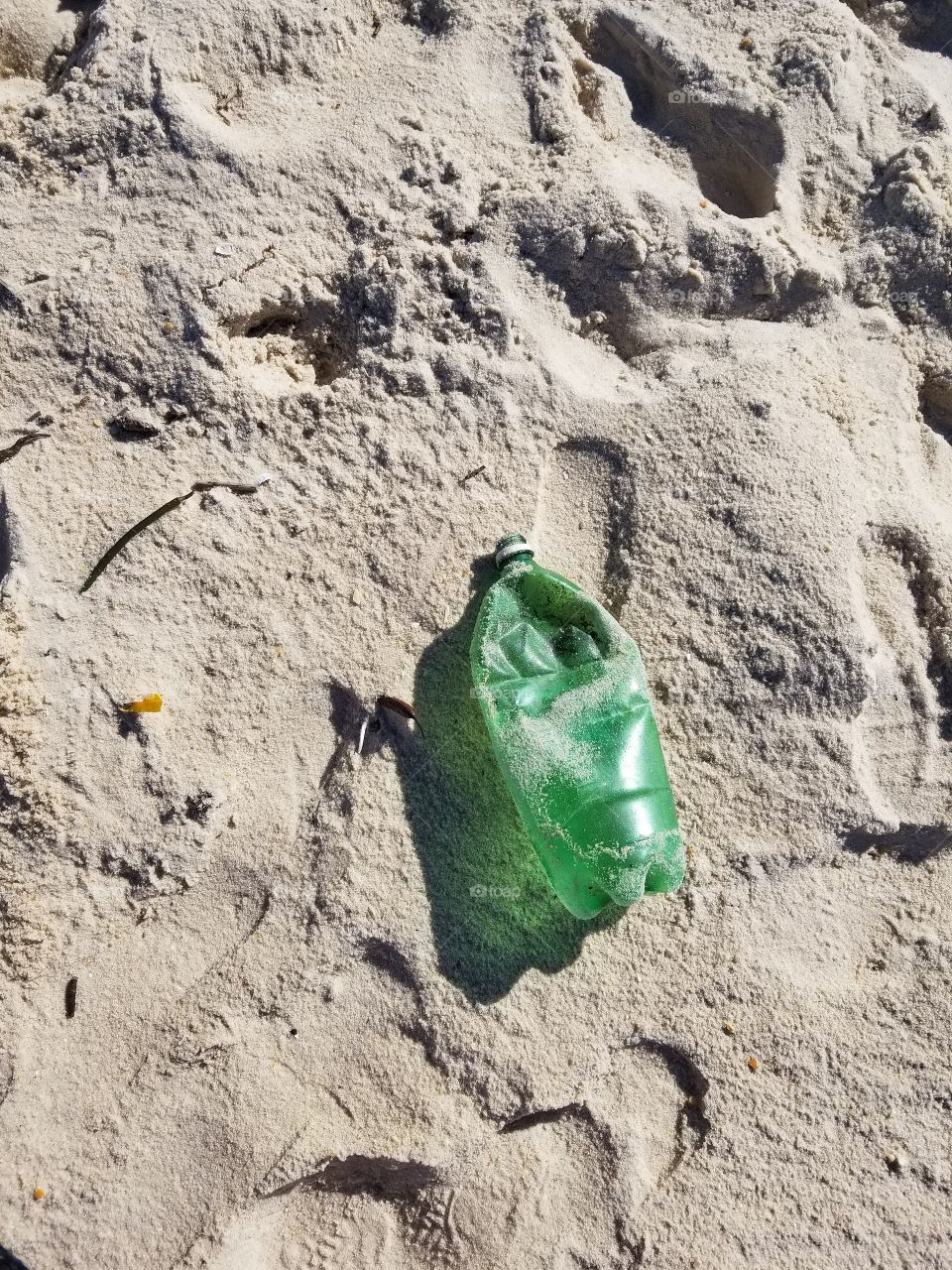 Lixo na areia da praia.