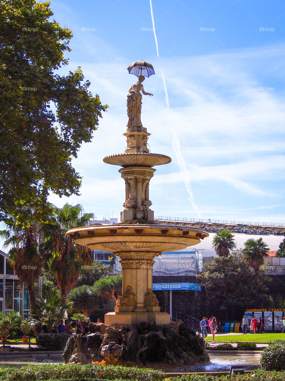 Lady Umbrella In the zoo of barcelona
