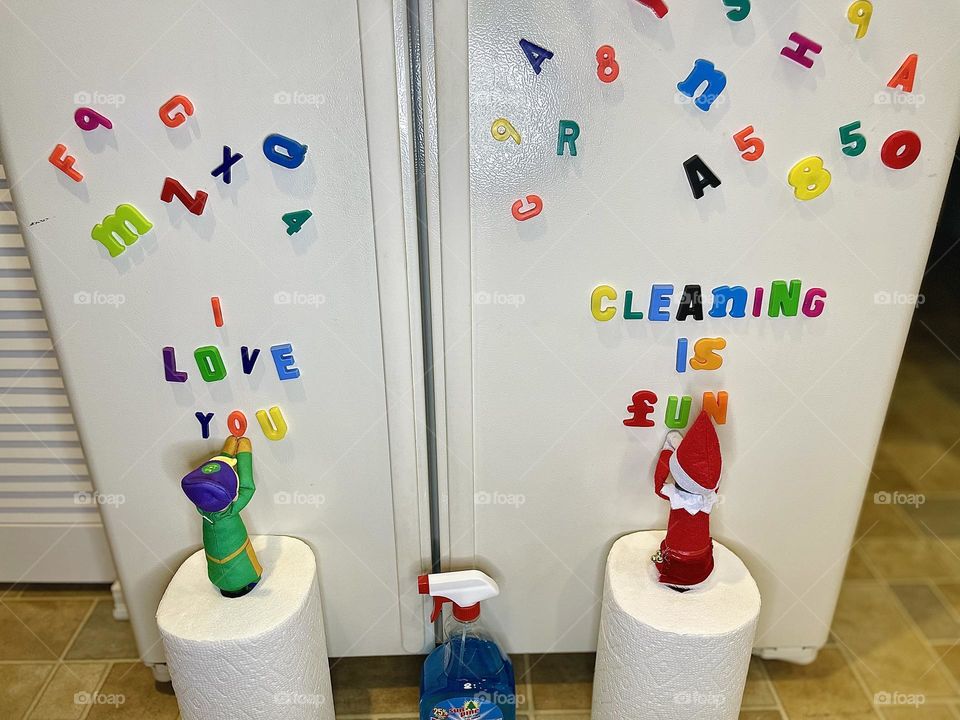 Elf on the shelf spells out message on fridge, using magnet letters to spell out a message, messages for children, fridge messages, elf on the shelf antics, having fun with the elves, Santa’s little helpers, elves acting silly 