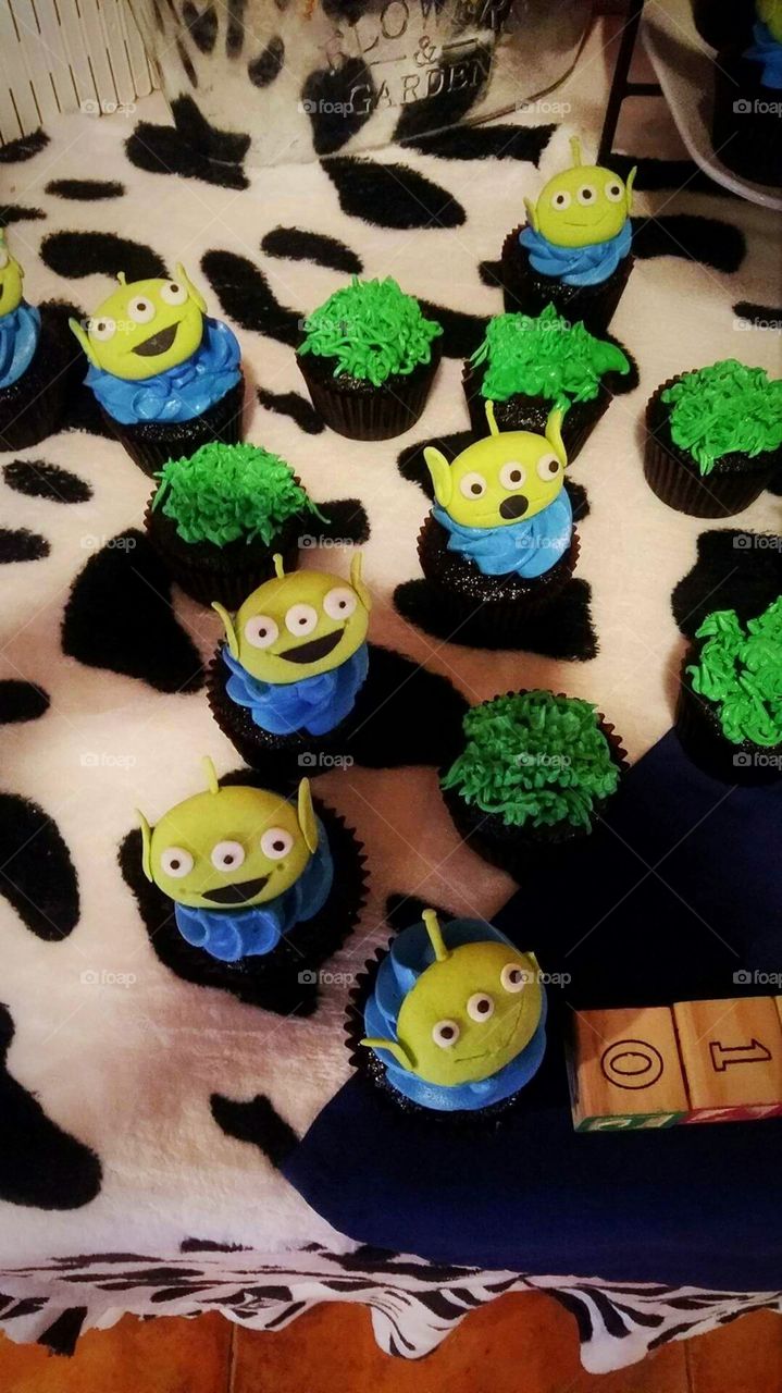 Little men customized cupcakes