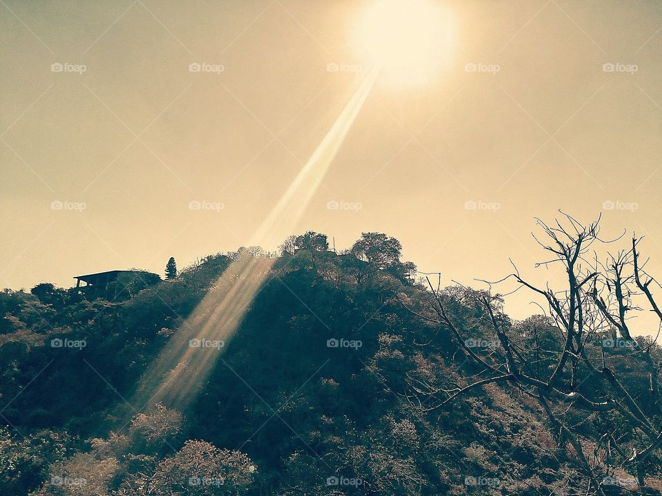 "Descenso solar" 
Cuando tomaba una foto miré dicho rayo en la pantalla y me enfoqué en que este fuera también el protagonista de la foto además de su paisaje.