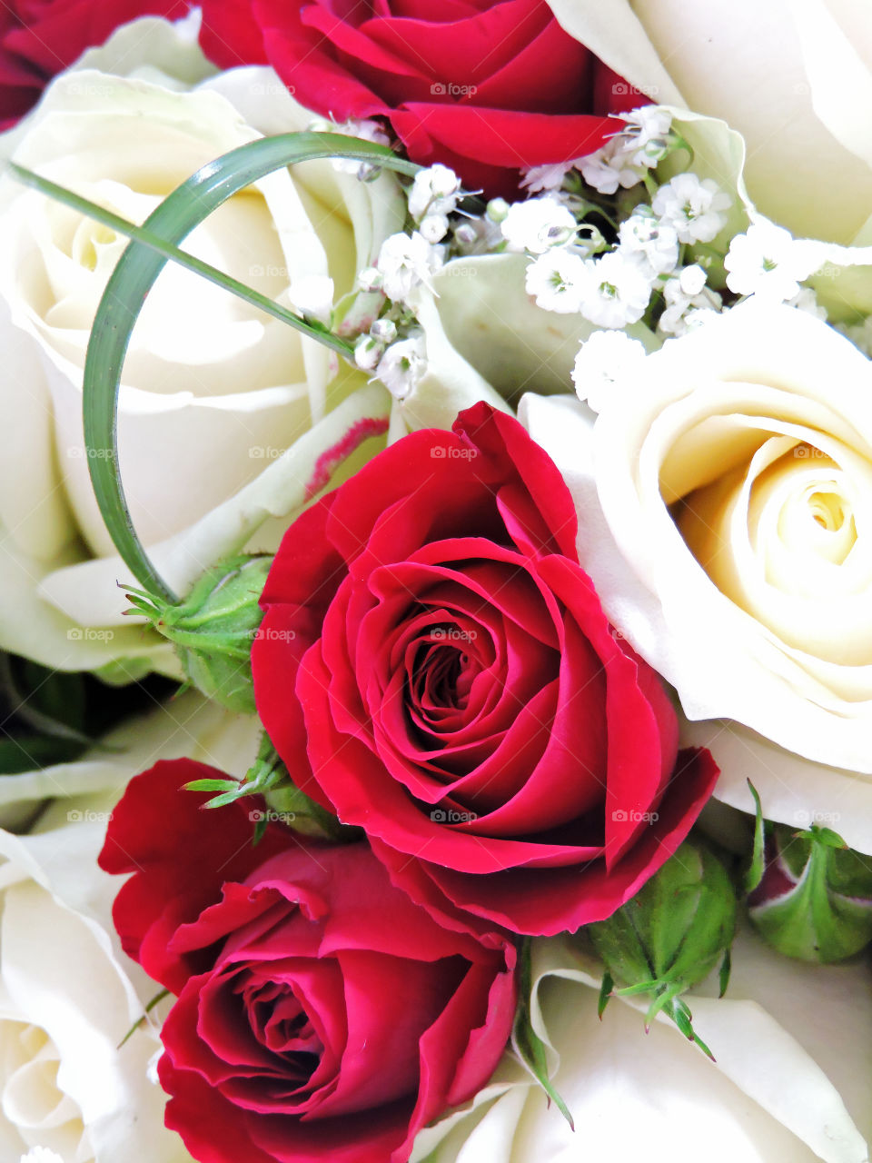 wedding bouquet red white roses