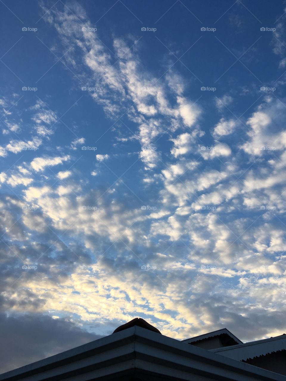 Nuvens desenhando e rabiscando o céu. Aqui está uma mostra de como Deus pinta o infinito...