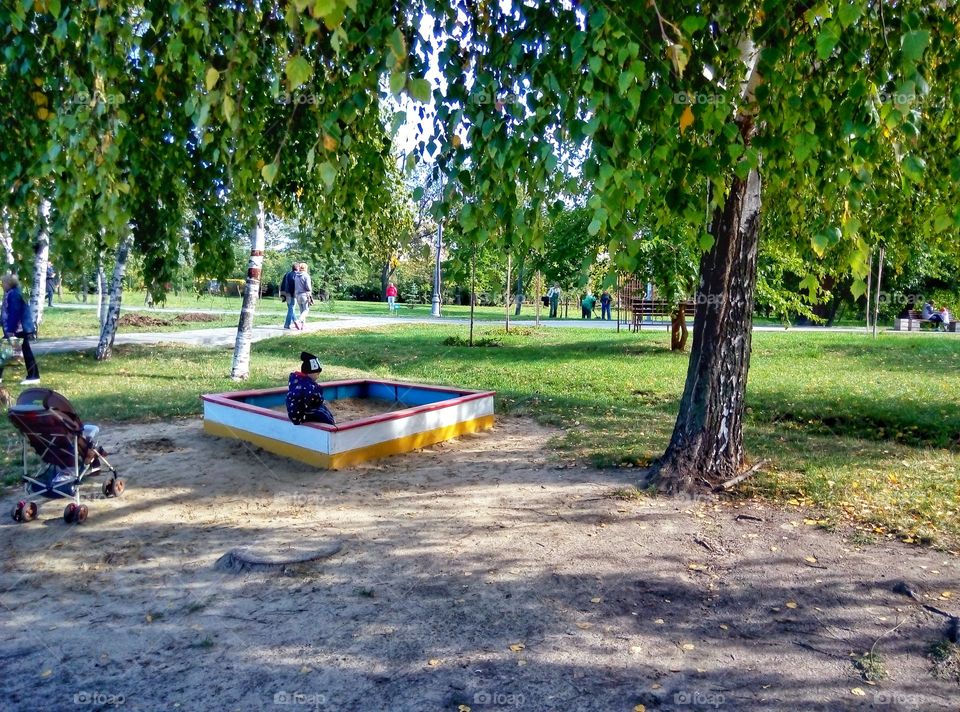 child in the sandbox ребёнок в песочнице