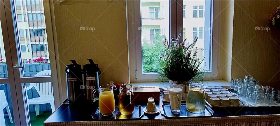 This is the other end of the long buffet table that offers breakfast foods and drinks to the guests of the „Pension Margrit“ in „Wilmersdorf“, „Berlin“, Germany. 2023. Hypnotic Productions