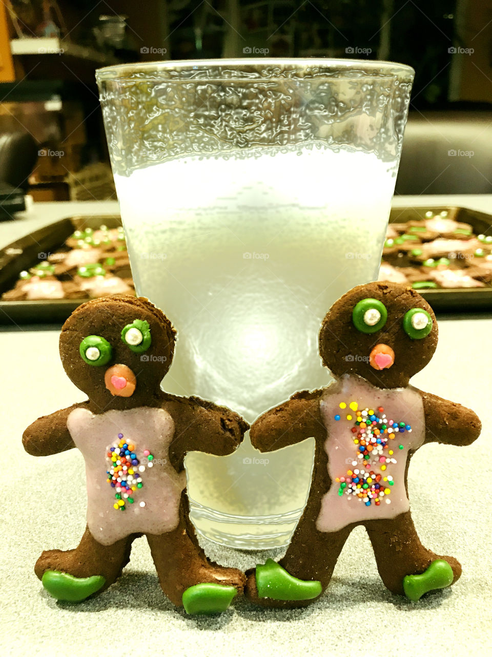 Its my darling eldest daughter’s 15 birthday today and she wanted gingerbread for her birthday. So i made homemade gingerbread babies in pink polkadot onesies with little heart shaped pacifiers! Hah! She may be growing up but she’s still my baby! 👶