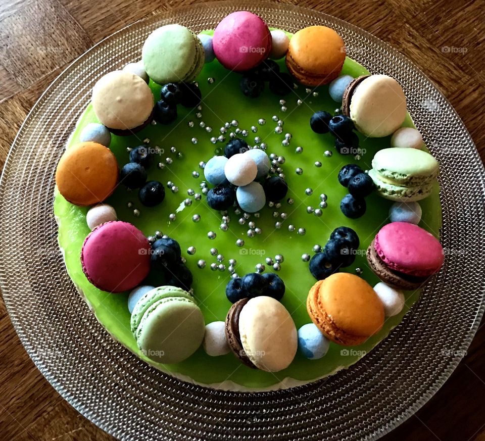 Lime cheesecake with macarons