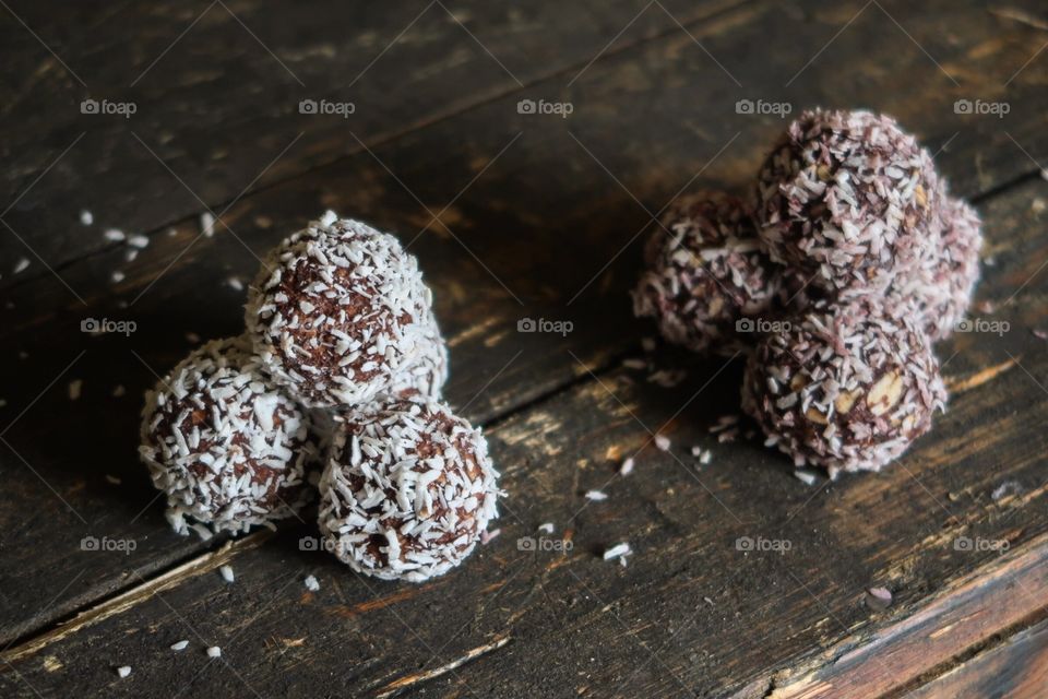 Raw chocolate balls
