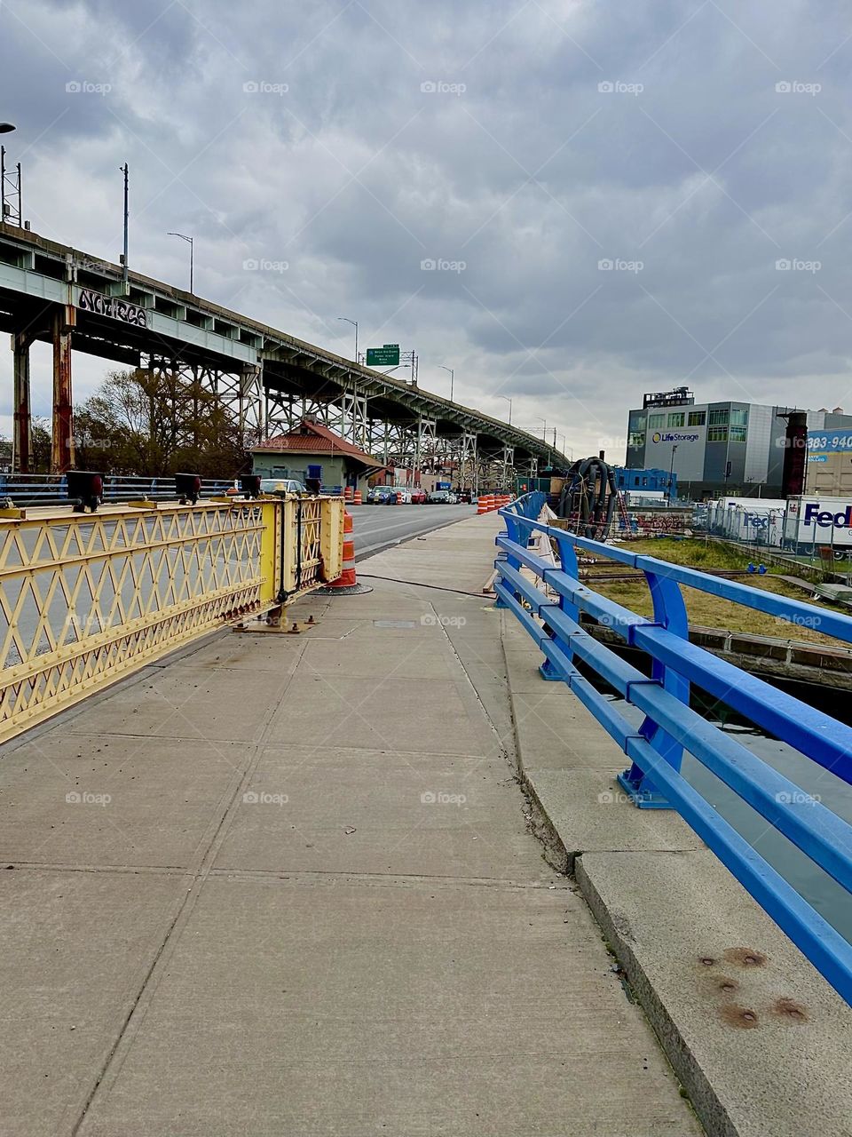 This is the „Borden Avenue Bridge“ over „Dutch Kills“ in LIC, Queens. The overpass to the left is the „Brooklyn Queens Expressway“ curving into the distance on an overcast day in December 2023. Hypnotic Productions