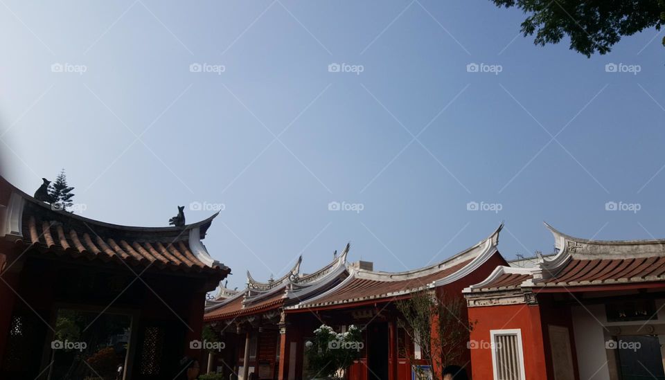 The “Premier Academy of Taiwan” (全台首學) has more than three hundred years of history as a Confucian temple, and it would be safe to say that this place is the heart of Tainan as an ancient capital of culture.
red architecture