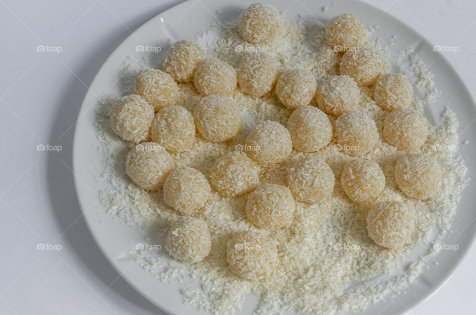 doces brasileiros: beijinho