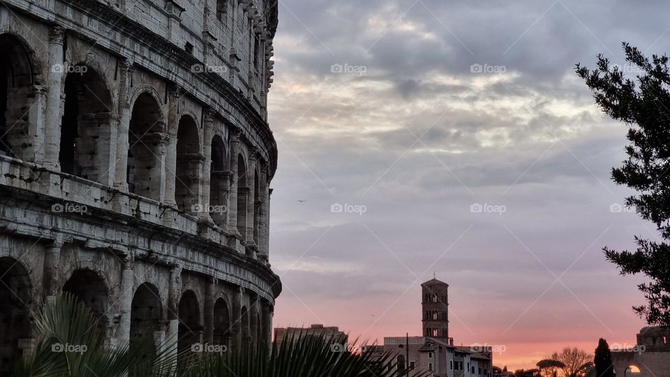 Coliseo Romano al atardecer