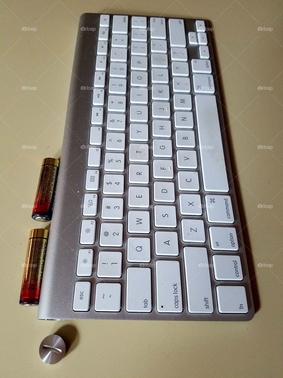 Apple Computer keyboard needs AA batteries, ready to go in. MAC Computer.🍎