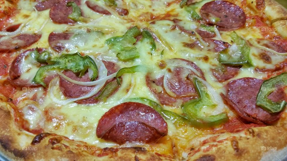 Pepperoni and green bell peppers (capsicums) pizza.