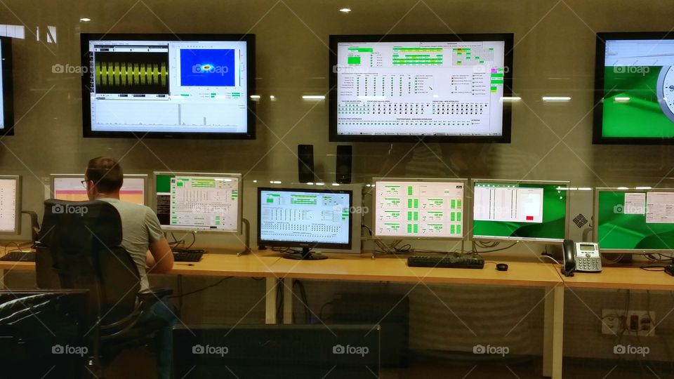 an officer worker in front of many screans in a research facility in Barcelona, Spain.