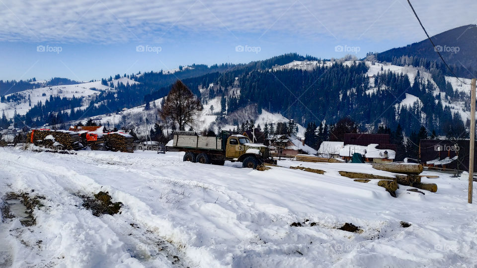 Winter transport in the mountains, SUV zil