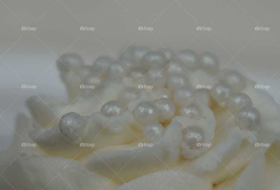 Little cake decorated with edible pearls 