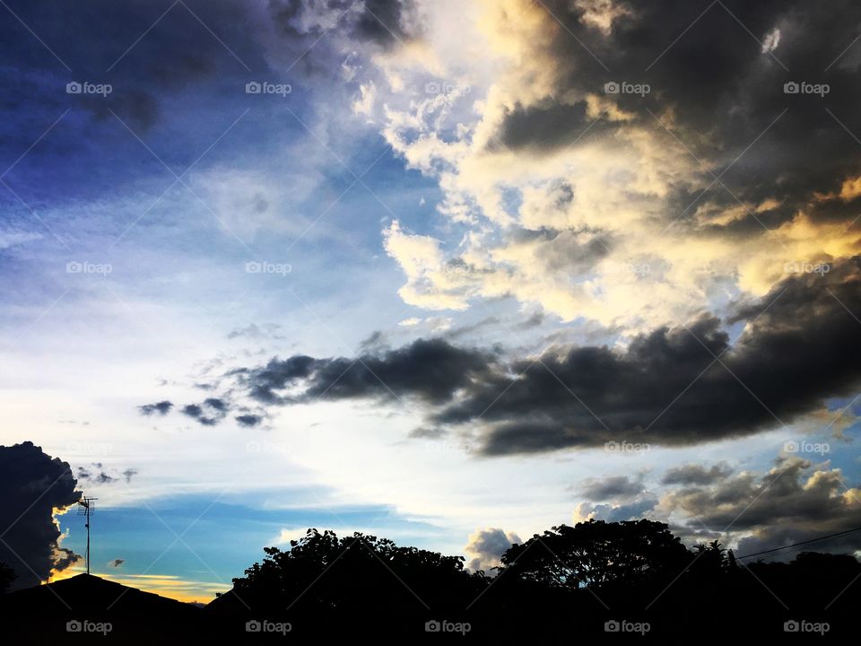 🌄#Entardecer que nos traz motivação!
Como não se inspirar com a beleza da #natureza? 
📸 
#fotografia #sol #sun #sky #céu #nature #horizonte #paisagem #landscape #inspiração #mobgrafia #XôStress
#FotografiaÉNossoHobby 