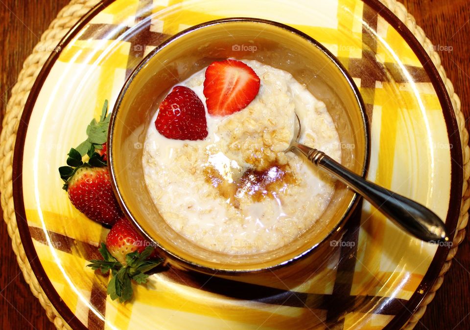 Oatmeal with strawberries and cream