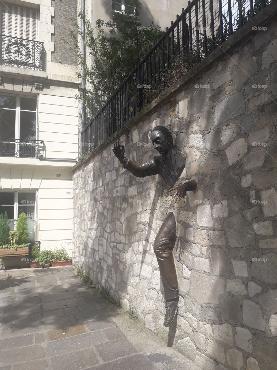 homme sortant du mure