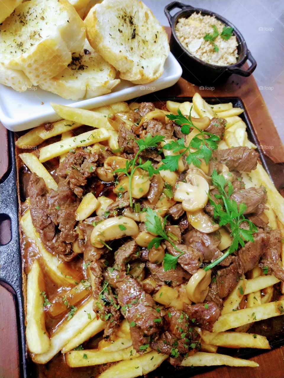 Mignon ao molho madeira.