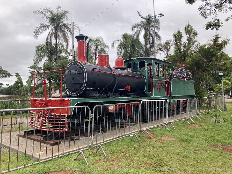 🇺🇸 The 19th century Maria Fumaça is pure metal!  The old locomotive is exposed in the city of Bragança Paulista, Brazil. /🇧🇷 A Maria Fumaça do século XIX é metal puro! A locomotiva antiga está exposta na cidade de Bragança Paulista, Brasil. 