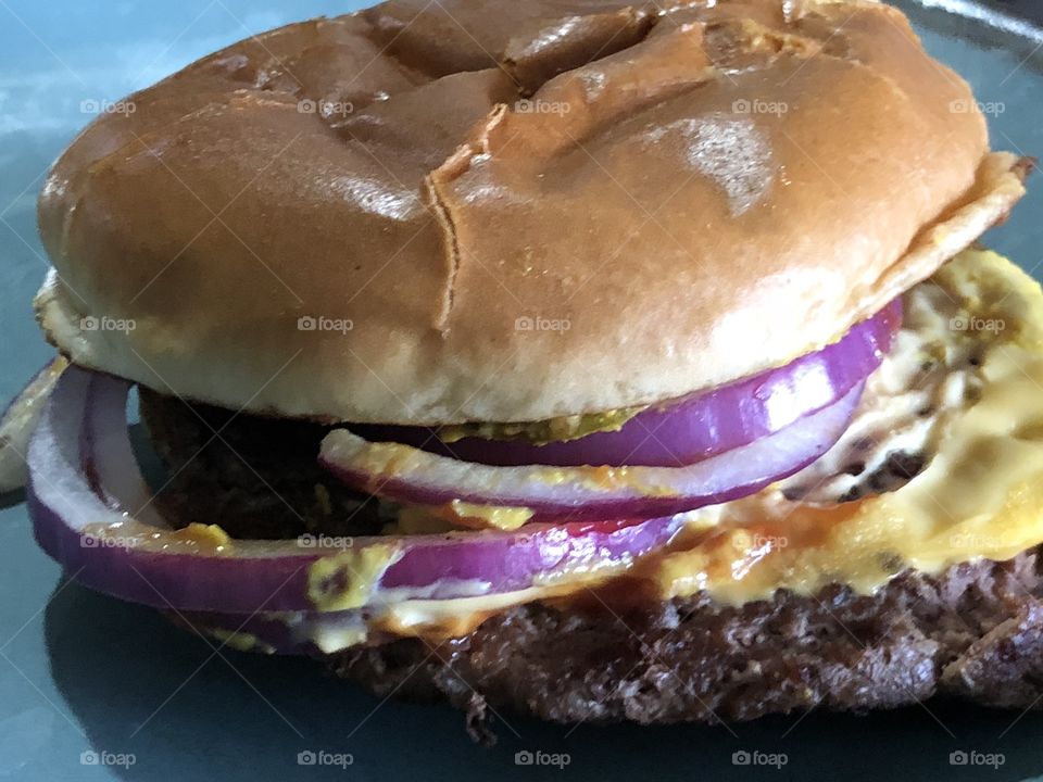 Cheeseburger with red onions