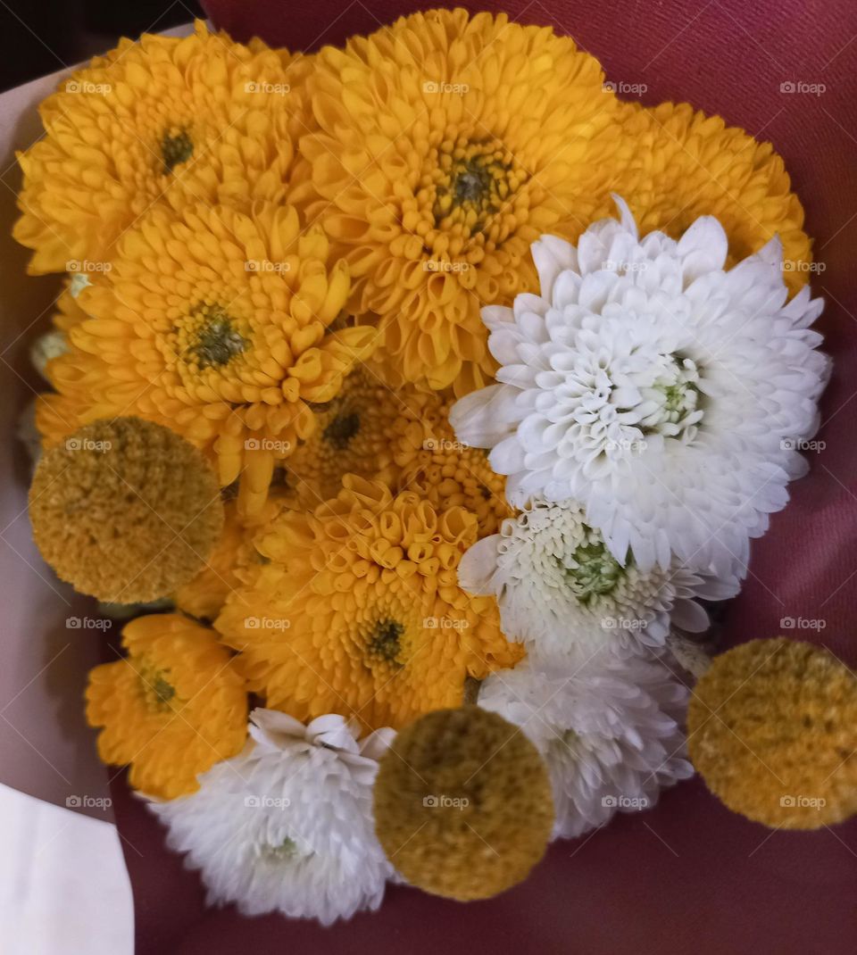 Buquê de flores clássico e elegante, este estilo é caracterizado  por arranjos, compostos  por flores tradicionais,  transmitindo sofisticação  e glamour