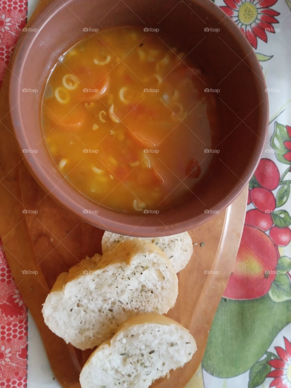vegetable soup with oregano bread