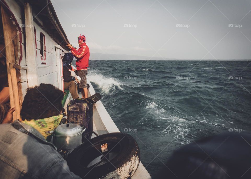 Weavy ocean shaking the boat full off passengers