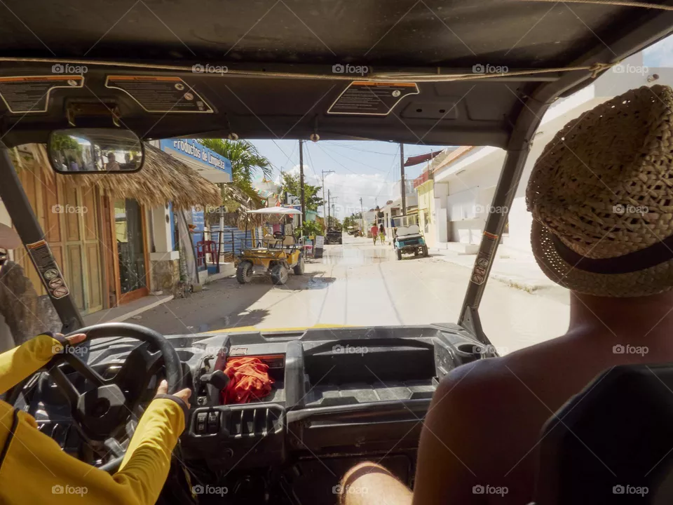 interior de un carrito de golf transportando turistas en la isla de holbox Mexico