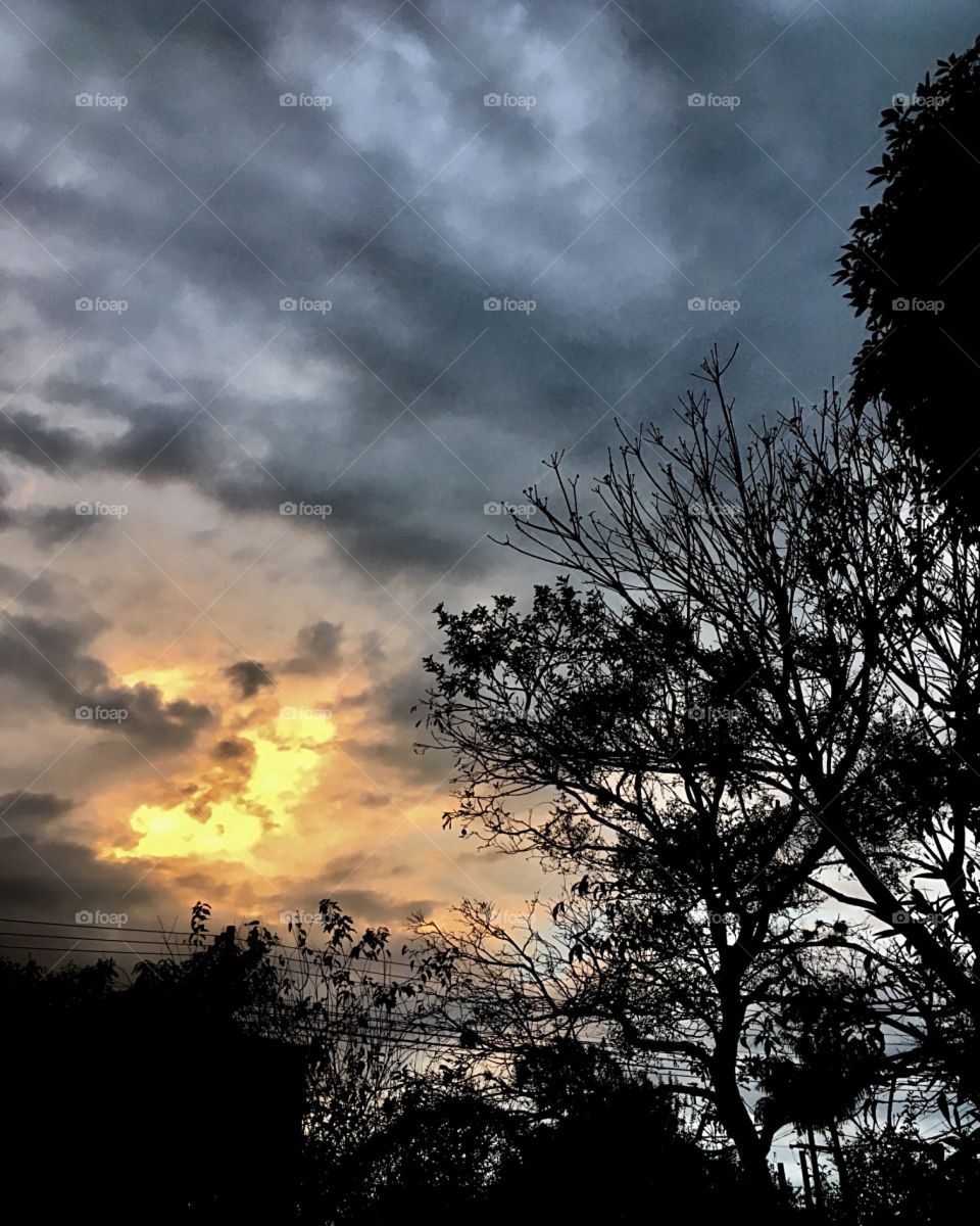 Nossos únicos 5 minutos de #sol nesta #segunda-feira, na pausa do #temporal para a #chuva moderada. As #nuvens foram um espetáculo à parte!
☁️☀️📸
#fotografia #paisagem #natureza #inspiration #hobby #mobgrafia #landscapes #morning