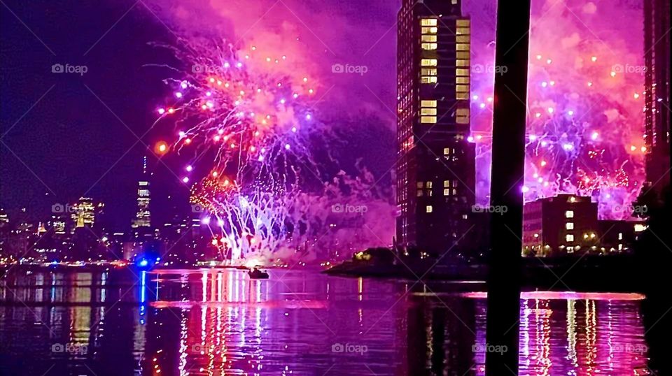 Another in the succession of images that make up the imprint of a „heavenly choreography“ of light in honor of crucial political events that changed „America‘s“ destiny forever & won it its independence from the UK. 2022. Hypnotic Productions