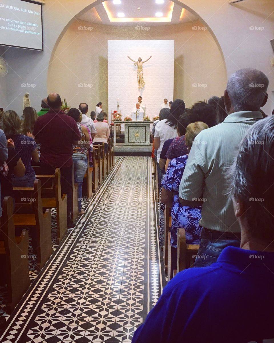 #SantaMissa em louvor à Virgem #Maria - estamos vivendo a #Trezena de #NossaSenhoraDeFátima, padroeira da nossa comunidade. 
Hoje, com o Pe. Leandro Megetto.