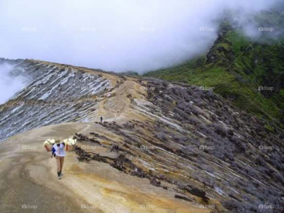 ijen crater mountain