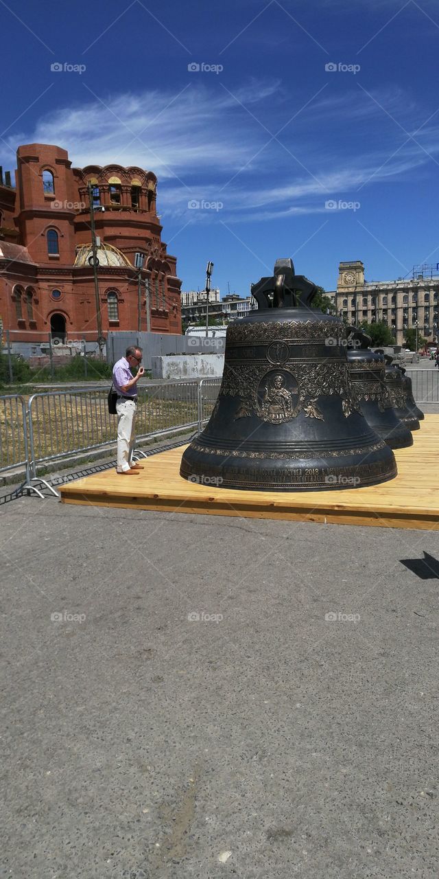 большой колокол, ожидает подьема