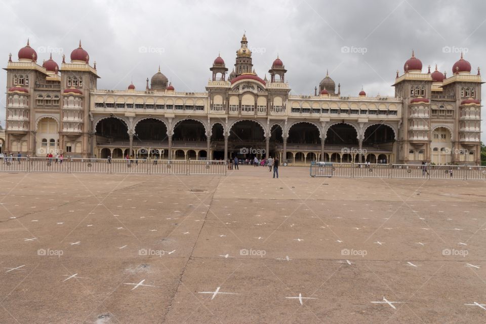 Mysore palace at day.