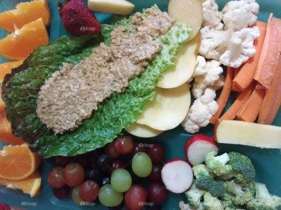 hello my rawvegan lunch 
today I'm having rawvegan pat'e with veggies and Fruit the grates are wonderful 😍