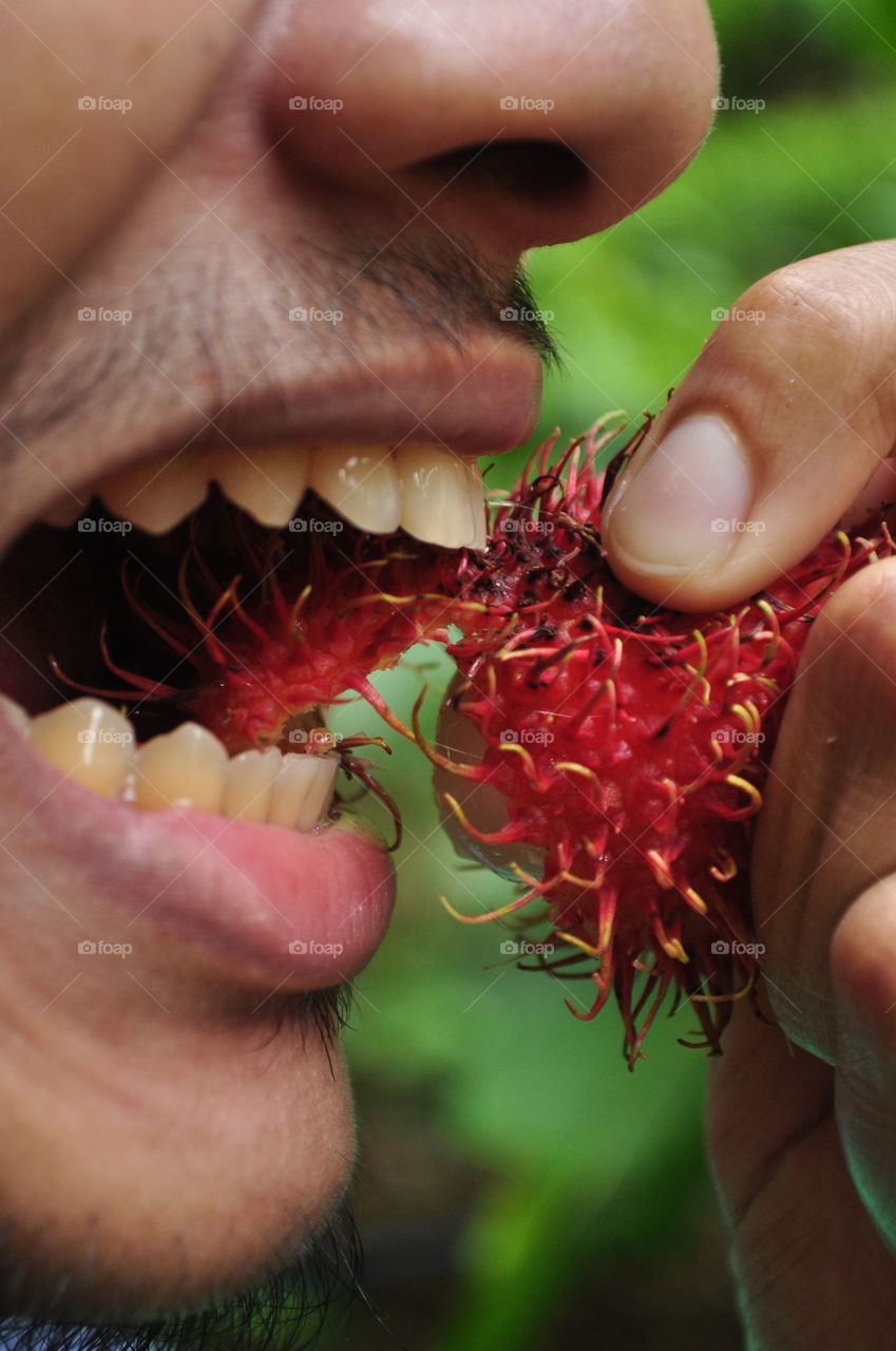 My brother is eting rambutan