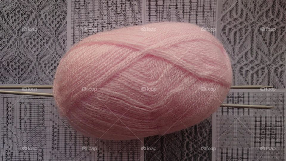 Skein of thread and knitting needles 🧶 Handmade 🧶