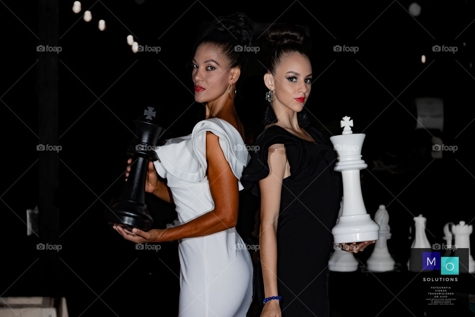 Chicas vestidas de blanco y negro con ajedrez