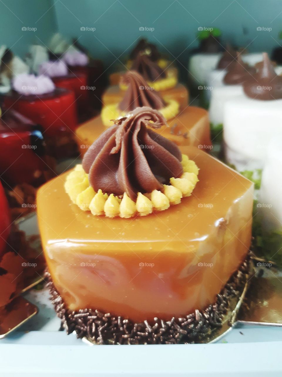 Crème Fraîche is a rich, cultured cream that originates from France. It has a smooth, velvety texture and a mild, tangy flavor. Typically containing about 30-40% fat, it is thicker than regular cream but not as sour as sour cream. Crème fraîche is us